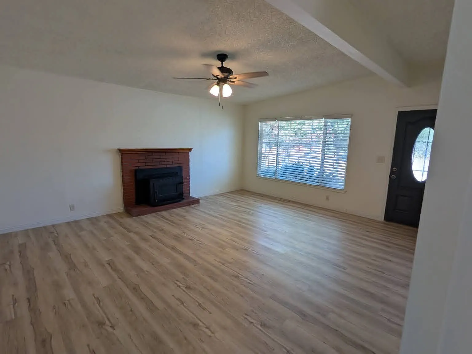 3 bed, 1170 sqft, $1,900 — Photo 2