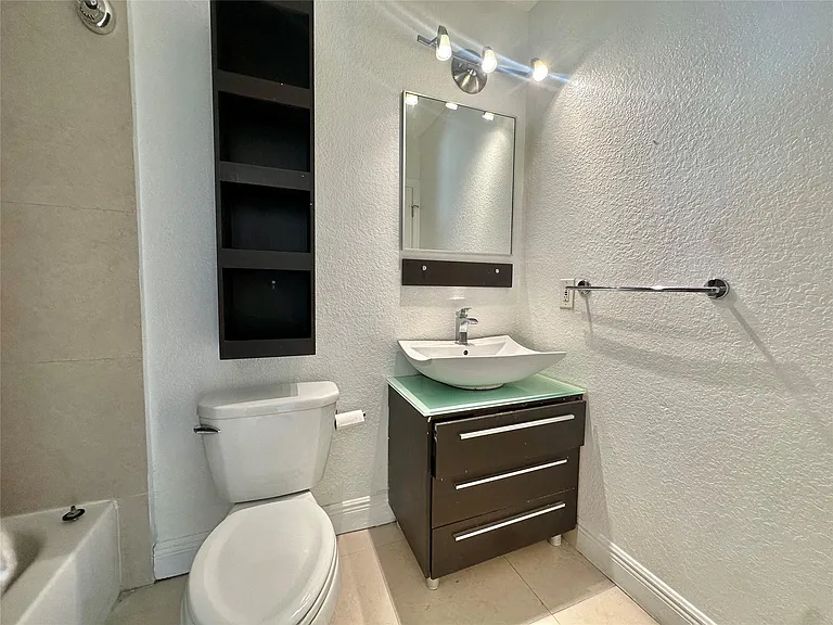 660 NE 11th Ave #202 — Photo 11
