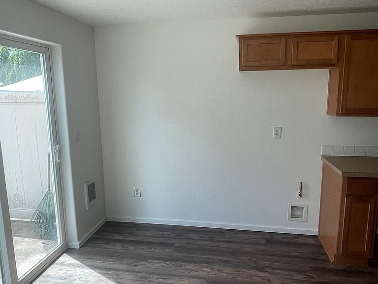 213 SE 3rd St — Photo 6