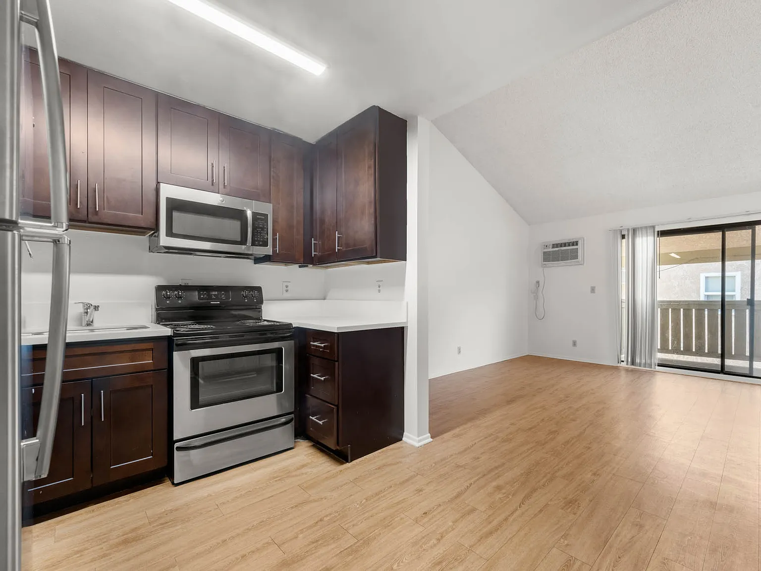 2633 Ellendale Pl — Photo 3