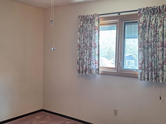 5th image of 375 Zinnia St