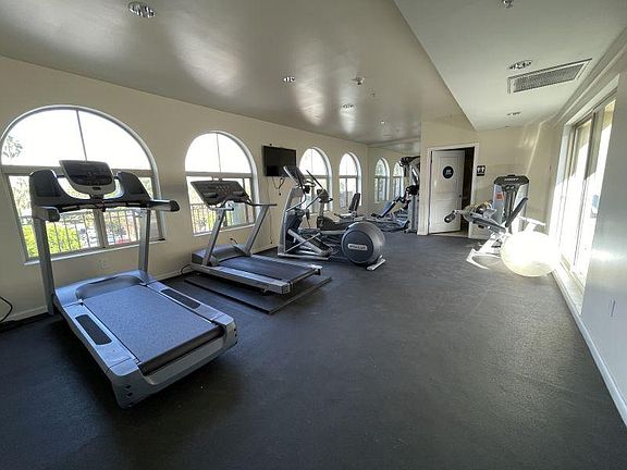 5th image of 11556 Burbank Blvd APT 403