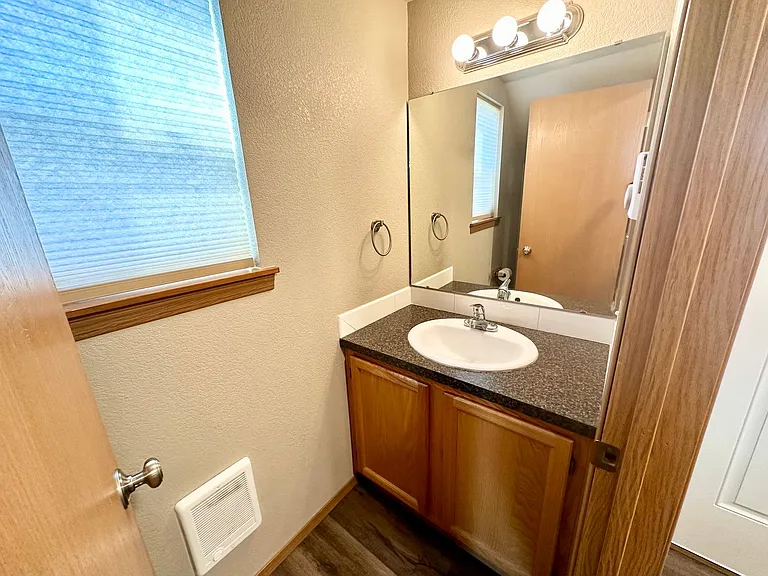2102 N Yellowstone St — Photo 7