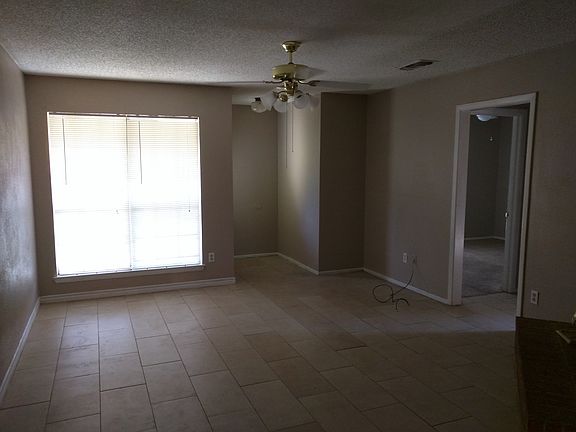 2nd image of 2415 Ventura Dr APT A