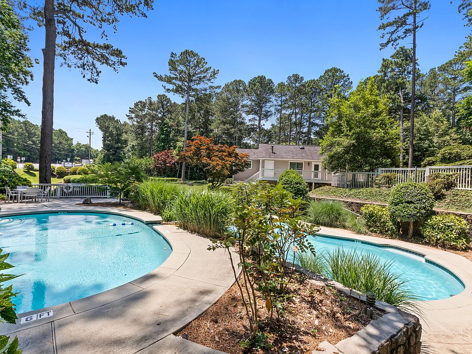 Resort-style Swimming Pool and Deck