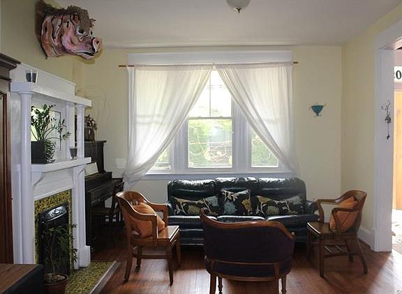 5th image of 209 W 15th St