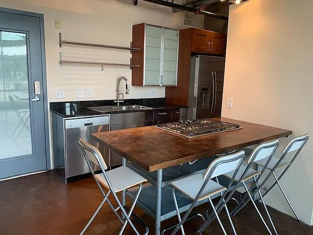 2 bed, 1.5 bath, 694 sqft, $1,750 — Photo 4