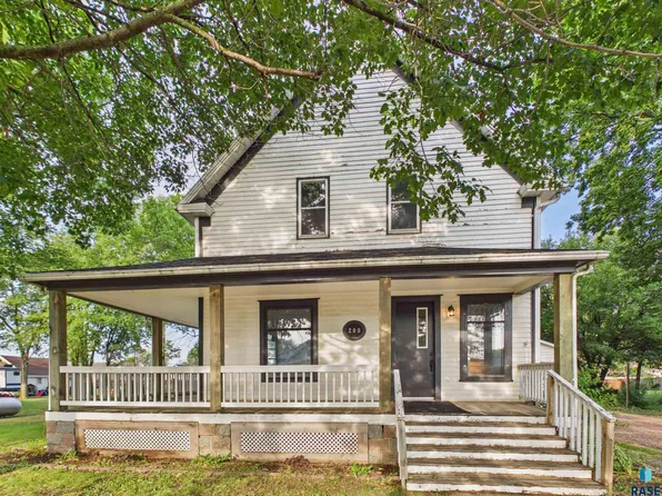 208 2nd Ave, Chester, SD 57016