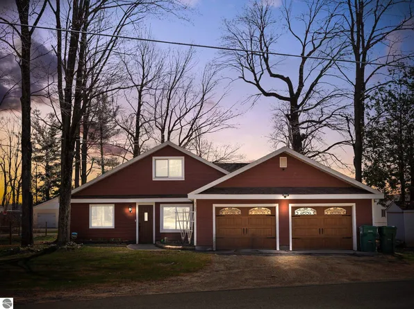 3107 W Lake Mitchell Dr, Cadillac, MI 49601
