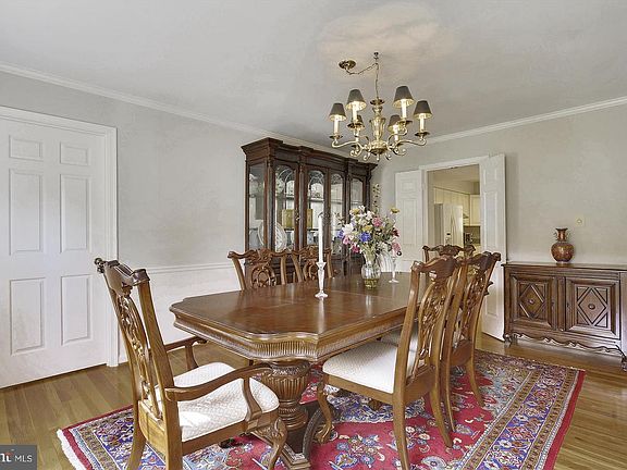 5th image of 334 Club View Dr