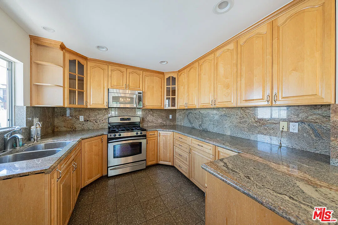 3 bed, 2.0 bath, 1430 sqft, $3,700 — Photo 4