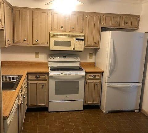2nd image of 493 Clubhouse Dr