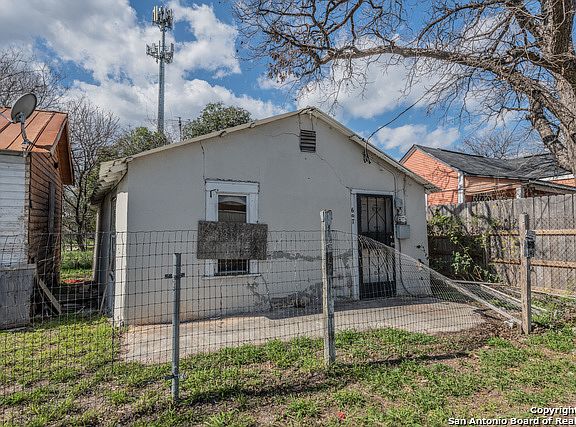 3rd image of 607 S Comal