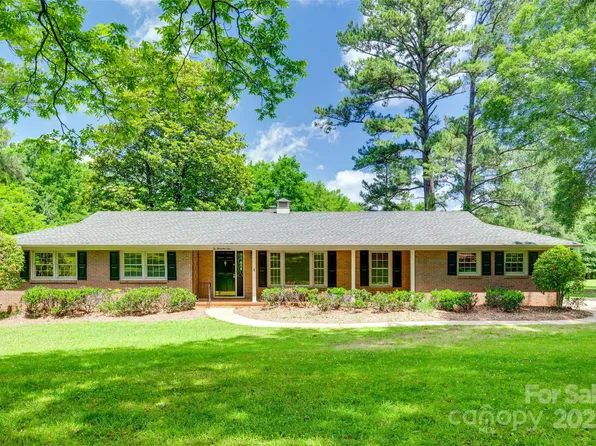 2001 Lakeview Dr, Pineville, NC 28134