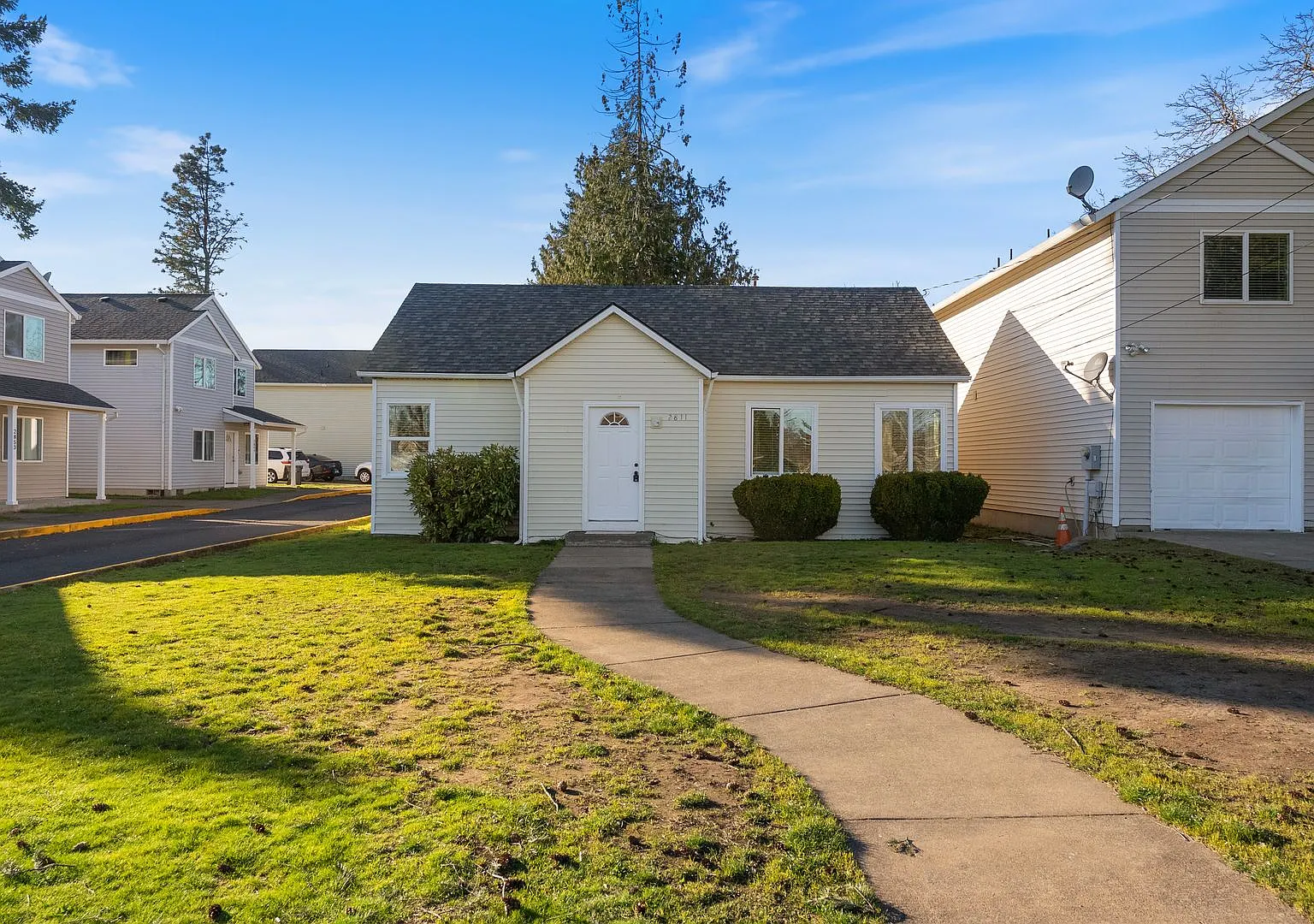 4 Bed | 1 Bath with Modern Finishes in SE PDX — Photo 2