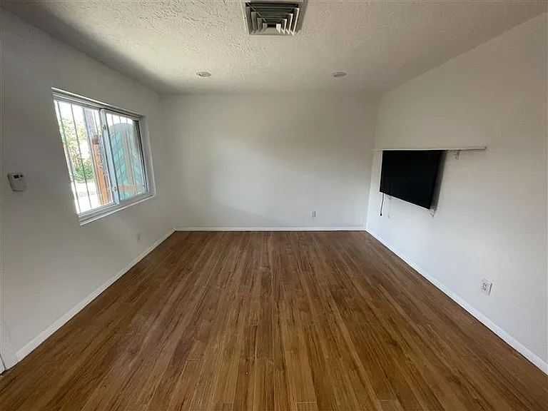 3 Bedroom Nob Hill Charmer - Updated w. Garage and Yard! — Photo 21
