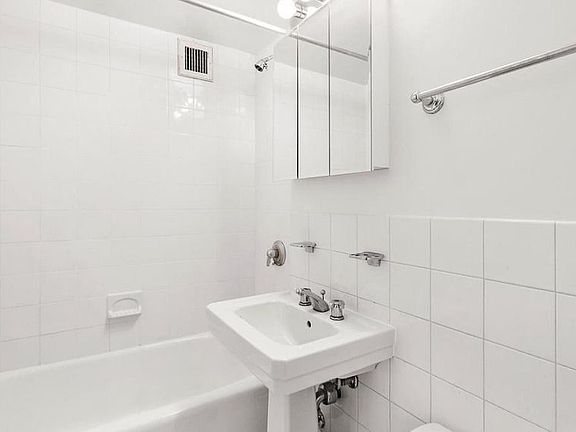 5th image of 85 E End Ave APT 16H