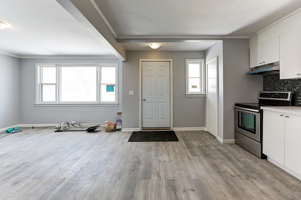 Main Floor - 427 Woodcrest Avenue — Photo 1