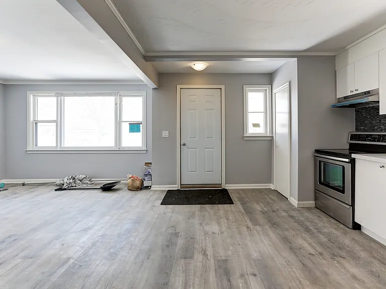 427 Woodcrest Ave #MAIN FLOOR — Photo 1