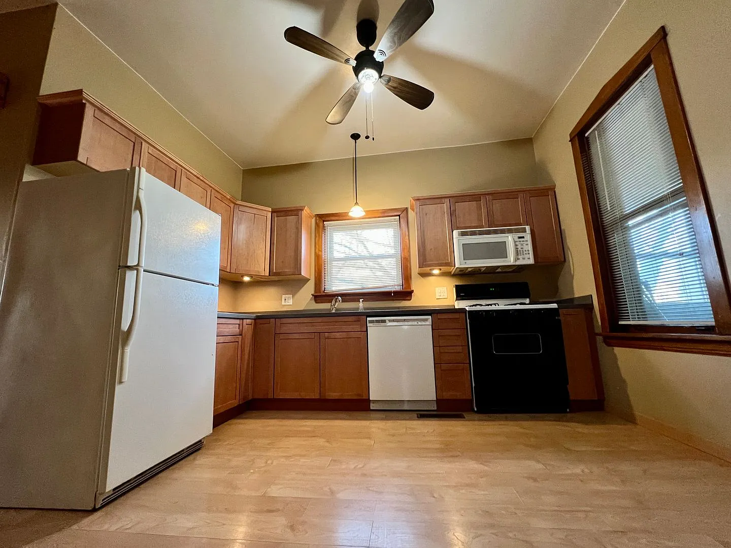 2155 N Kilbourn Ave — Photo 3