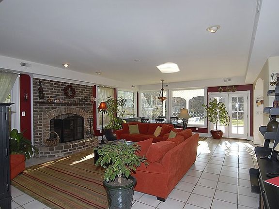 Living Room/Dining Room w/Picture Window