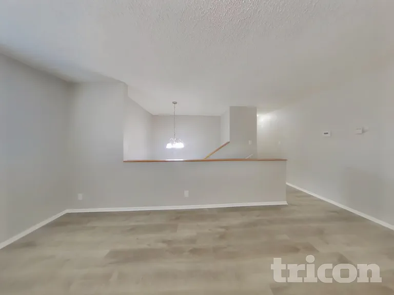 1725 Hiawatha Dr NE — Photo 2