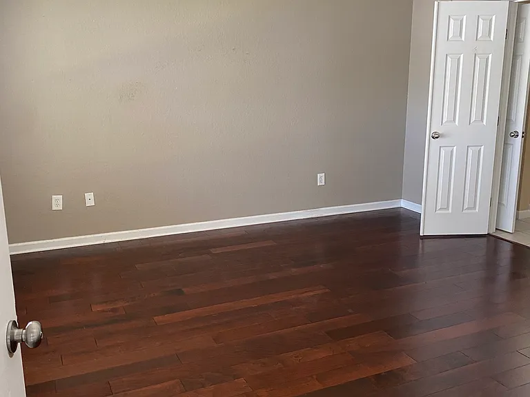 5547 SW 39th St — Photo 8
