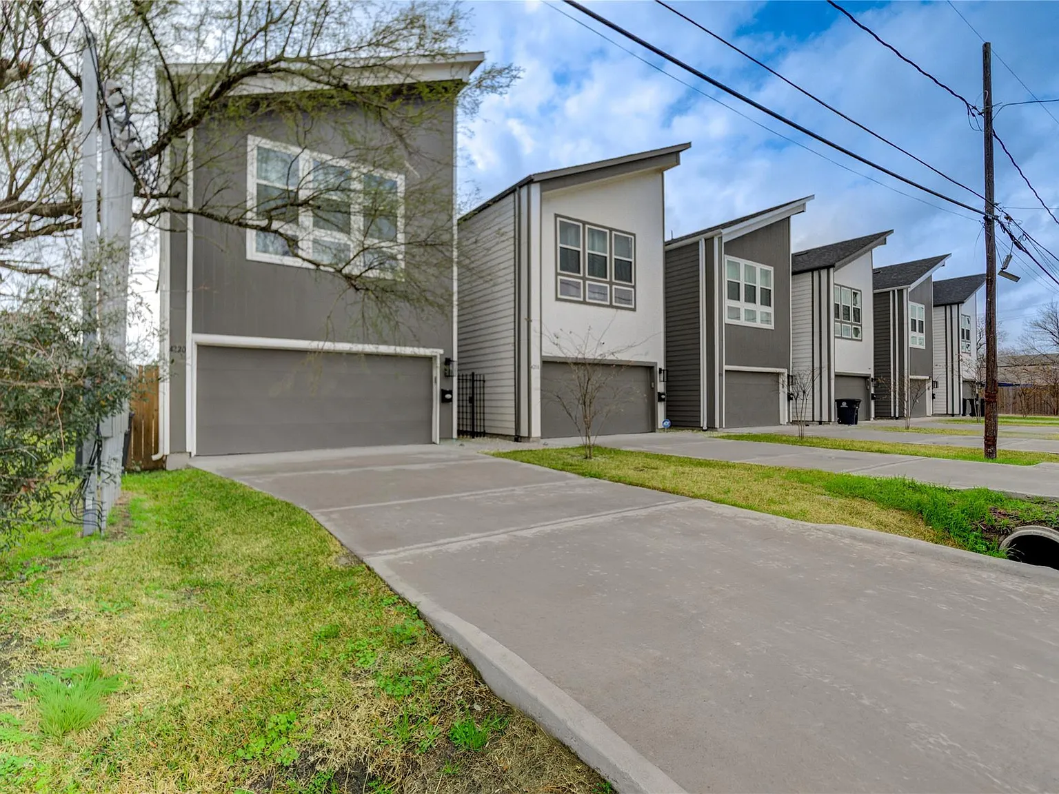 3 bed, 2.5 bath, 1951 sqft, $2,800 — Photo 2