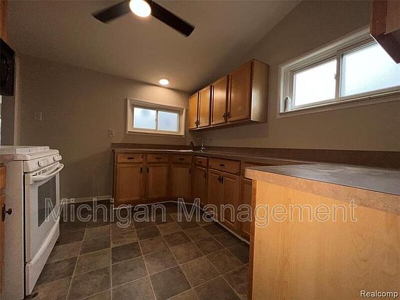 5th image of 32028 Maine St