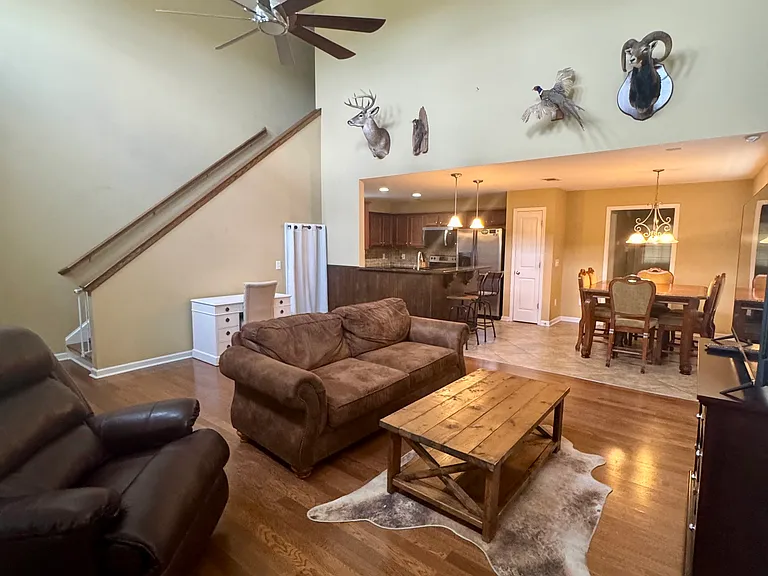 726 Hunter Ct — Photo 3