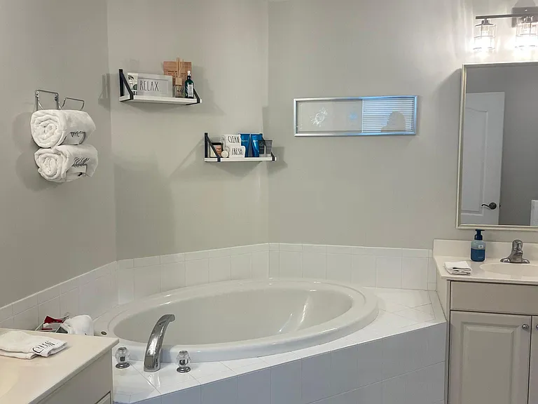 Master bath tub