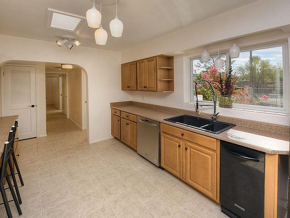 4th image of 2827 E Monte Vista Dr