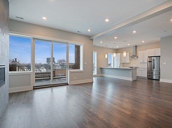 5th image of 3020 W Belmont Ave #2W