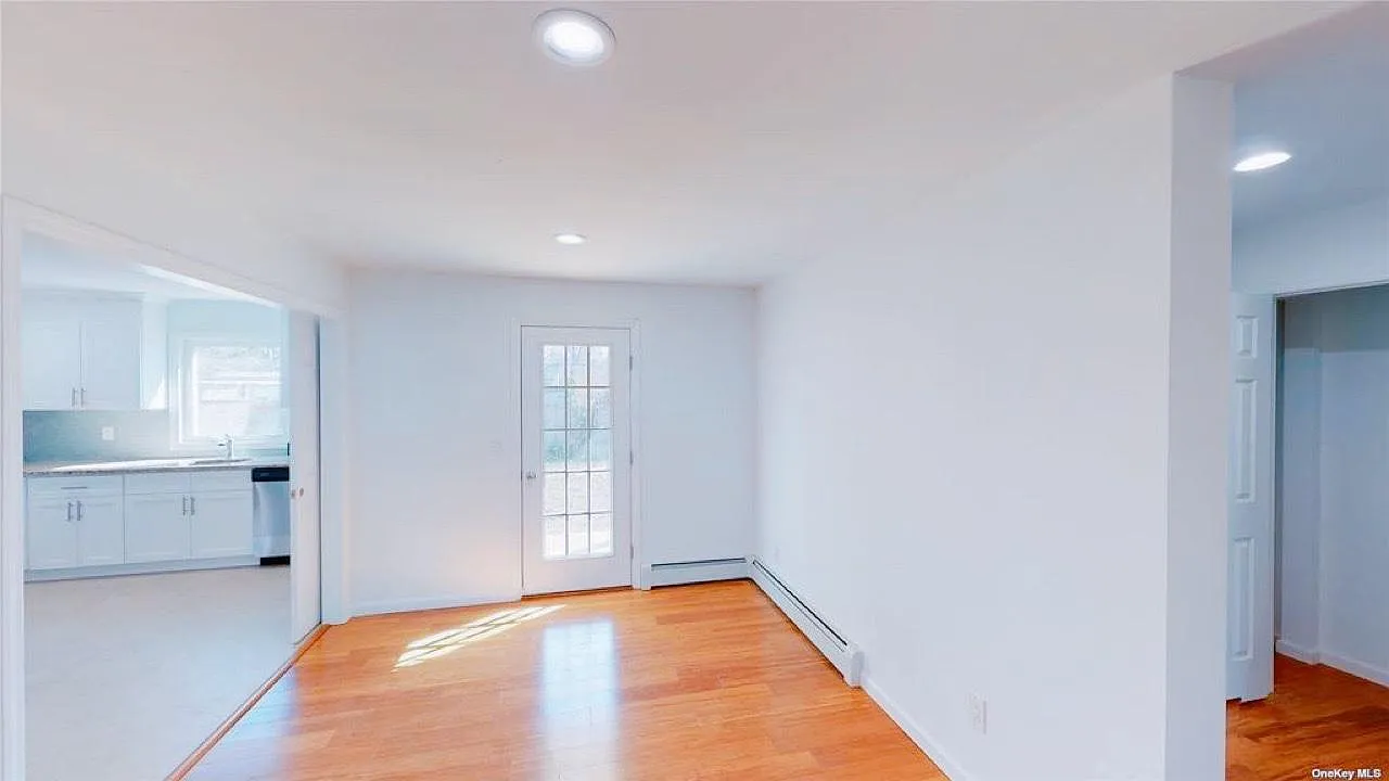 Minerva Ln, Centereach — Photo 3