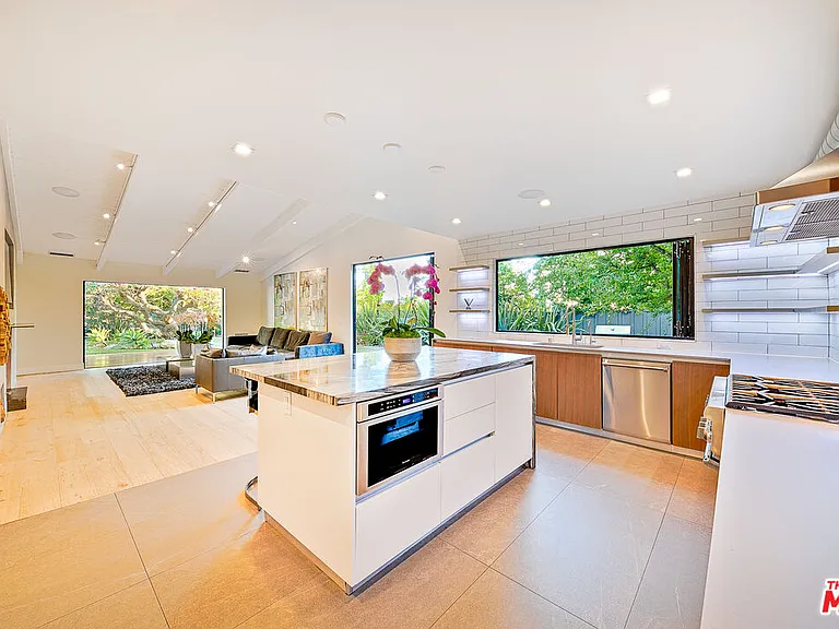 9038 Meredith Pl — Photo 16