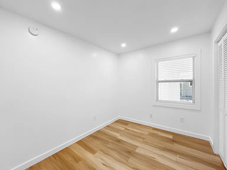 4631 Queensboro Ave S — Photo 10