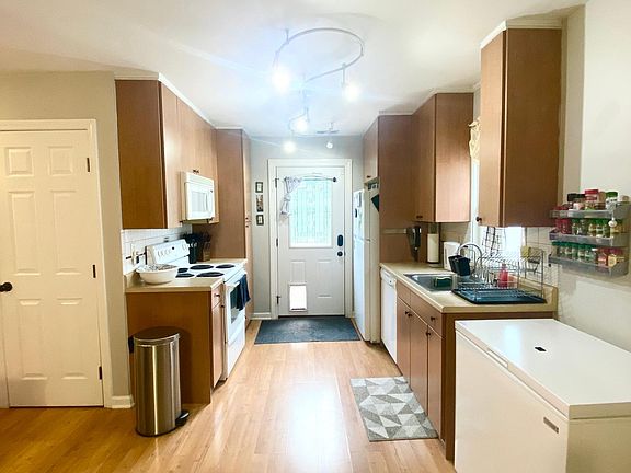 4th image of 37 Nash Pl #B
