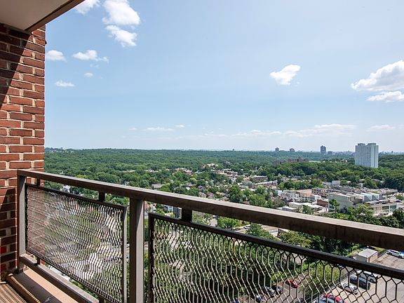 3rd image of 5900 Arlington Ave APT 16D