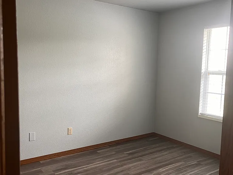 1043 N Redbud Ave — Photo 3