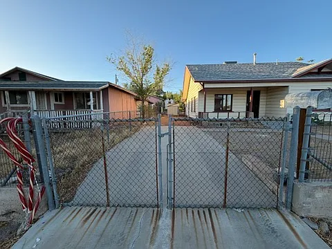 213 E Oak St — Photo 10