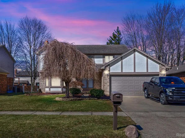 47387 Meadowbrook Dr, Macomb, MI 48044