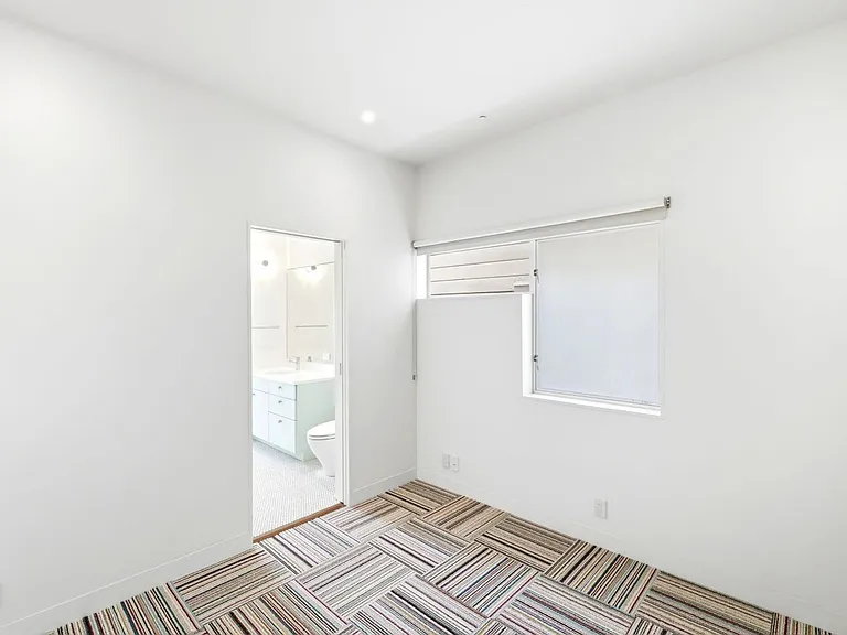 1076 S Van Ness Ave — Photo 32