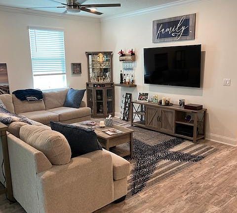 Cozy and comfortable family room with 65" smart tv. Just sit back and enjoy a glass of wine or cocktail while binge-watching your favorite Netflix series! May require the whole bottle of wine :)