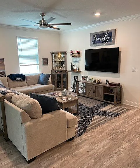 Cozy and comfortable family room with 65" smart tv. Just sit back and enjoy a glass of wine or cocktail while binge-watching your favorite Netflix series! May require the whole bottle of wine :)