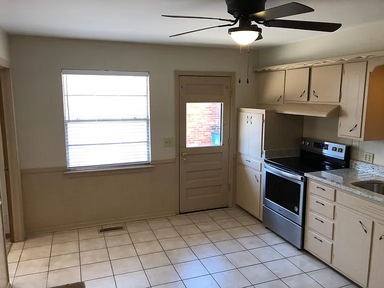 3613 N Drexel Blvd — Photo 11