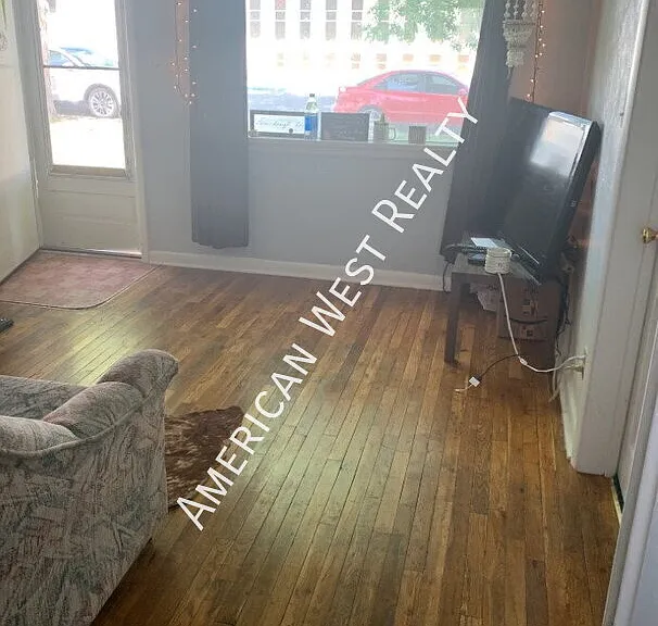 214 N Bernard St — Photo 3
