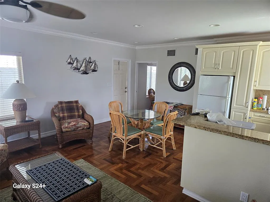 2 bed, 1.0 bath, 1000 sqft, $3,000 — Photo 2