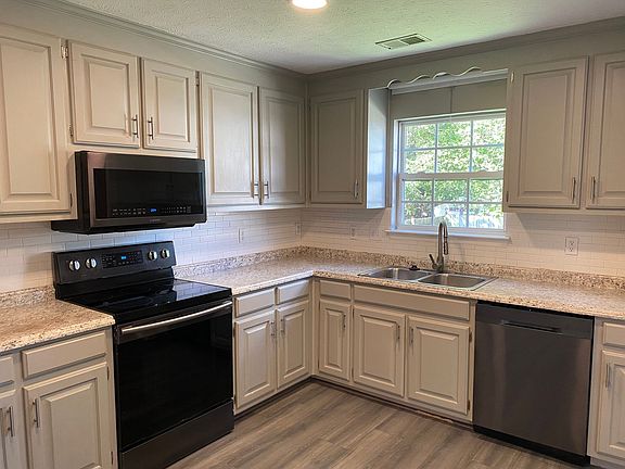4th image of 128 Colonial Ave