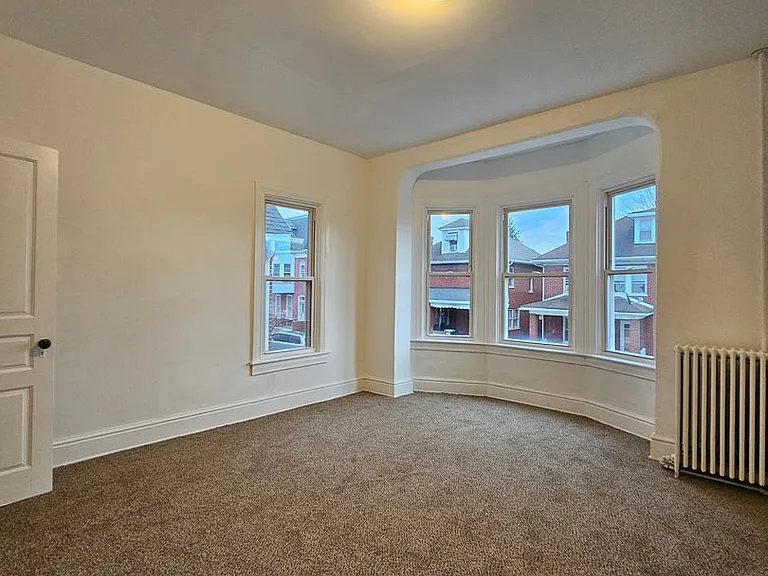 921 W Poplar St — Photo 8