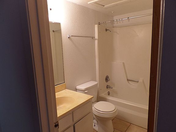 4th image of 727 W D Ave